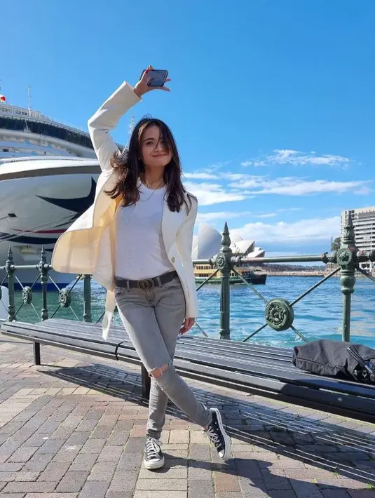 <p>Blazer tak selalu dipadukan dengan kemeja, menggunakan tank top putih sebagai dalaman pun bisa jadi ide bagus. [Instagram/septriasaacha]</p>