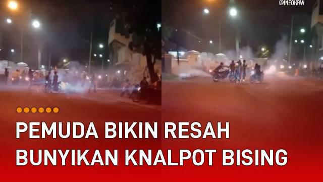 Segerombolan pemuda bunyikan knalpot bersuara bising di jalan.