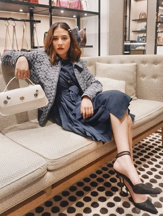 Dalam channel Youtube Melaney Ricardo, Prilly mengakui kalau dirinya sering merasa minder karena postur tubuhnya yang mungil. Hal tersebut membuatnya enggan berkumpul dengan teman-teman artis lainnya. (Instagram/prillylatuconsina96)