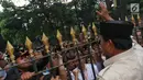 Capres nomor urut 02 Prabowo Subianto menyapa pendukungnya saat memberi keterangan kepada awak media di Rumah Kertanegara, Jakarta, Kamis (18/4). Prabowo mengklaim menang Pilpres 2019 dengan perolehan suara 62 persen. (Liputan6.com/JohanTallo)