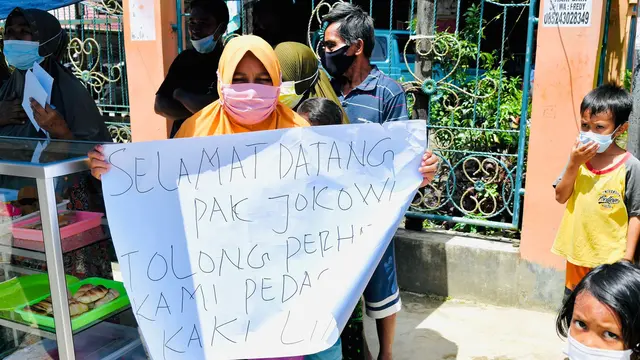 Pedagang kue di Sorong bentangkan spanduk saat Jokowi berkunjung ke Papua Barat