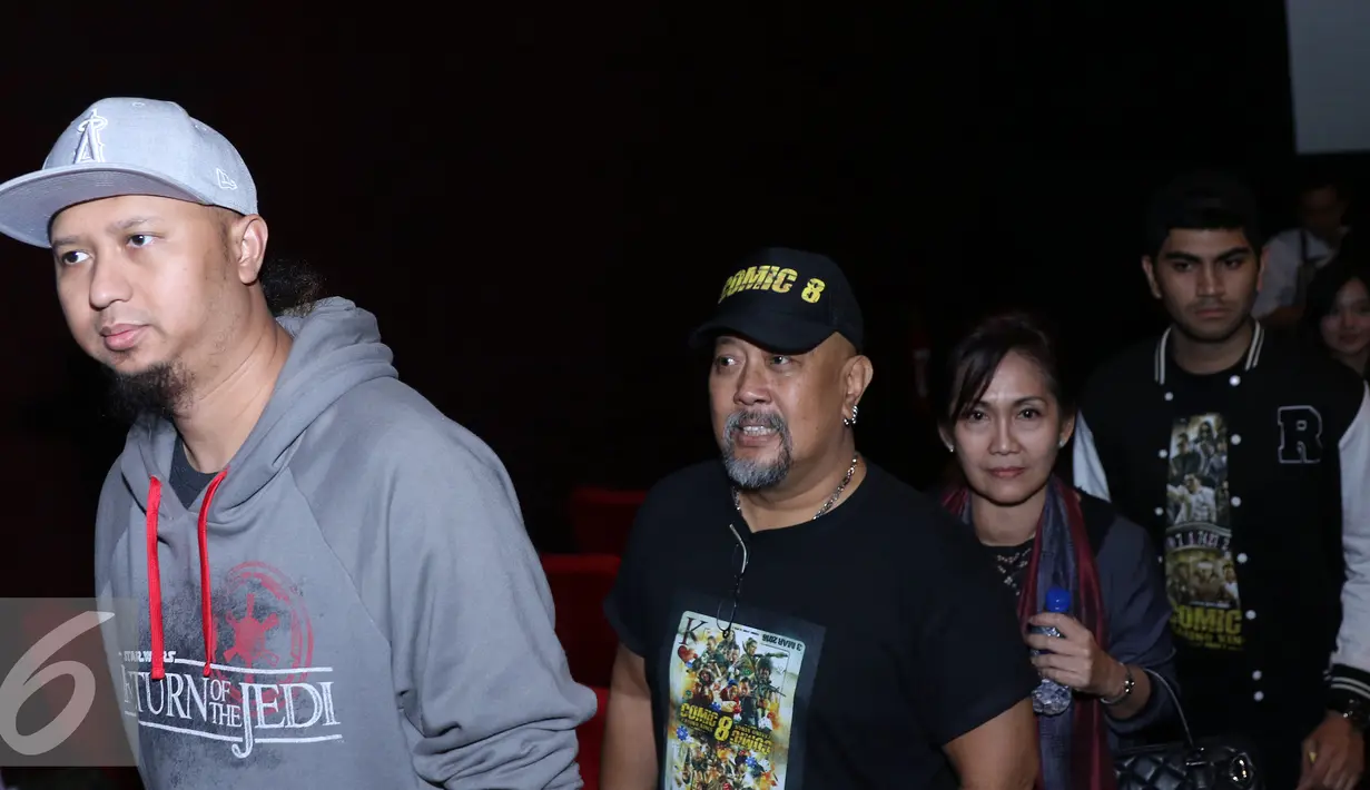 Sutradara Anggy Umbara dan pelawak senior Indro Warkop memasuki ruang bioskop untuk menonton film Comic 8 di Djakarta Theatre, Jakarta, Jumat (18/3). (Liputan6.com/Herman Zakharia)
