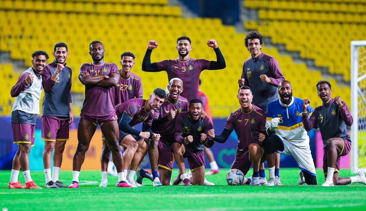 Pemain Al-Nassr foto bersama saat sesi latihan jelang menghadapi Al-Adalah pada laga Liga Arab Saudi. Klub yang dibela Cristiano Ronaldo itu hanya terpaut satu poin dari pimpinan klasemen sementara, Al Ittihad. (Twitter Al-Nassr )