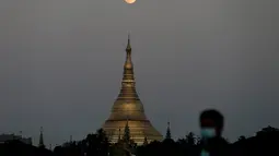 Bulan purnama terlihat di atas Pagoda Shwedagon di Yangon, Myanmar (29/11/2020). Festival itu dirayakan di Myanmar sebagai hari libur nasional dan menandai akhir musim hujan. (Xinhua/U Aung)