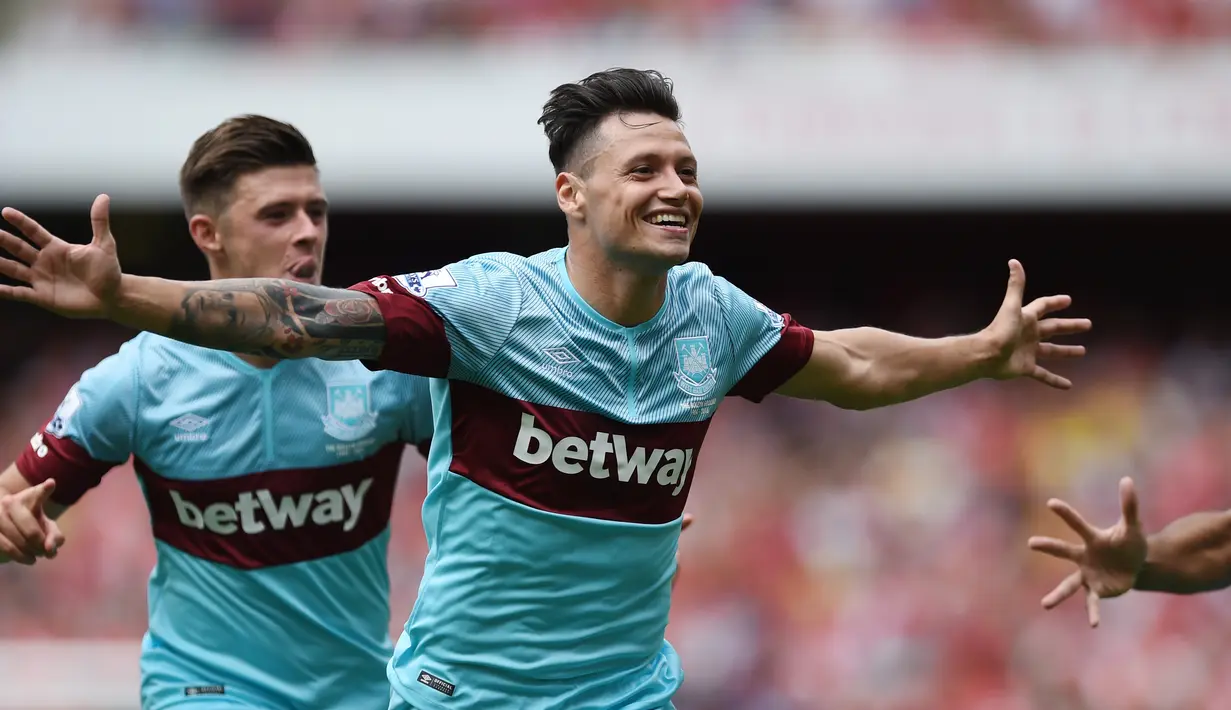 Penyerang West Ham, Mauro Zarate (kanan) melakukan selebrasi usai mencetak gol ke gawang Arsenal pada pertandingan Liga Primer Inggris di Stadion Emirates, London, (9/8/2015). West ham menang 2-0 atas Arsenal. (Reuters/Tony O'Brien)