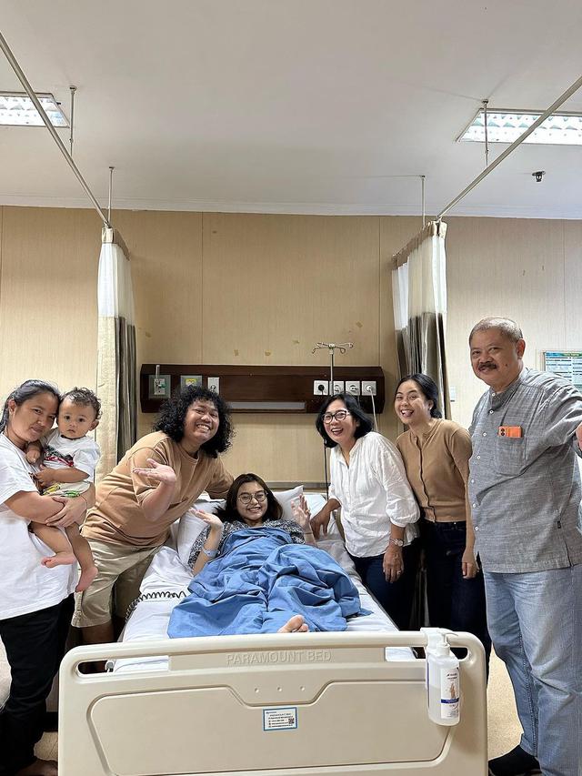 Cesen, Marshel Widianto, dan tim dokter. (Foto: Dok. Instagram @marshel_widianto)