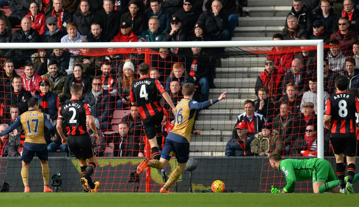 Pemain Arsenal, Aaron Ramsey (2kanan) merayakan gol rekannya Alex Oxlade-Chamberlain pada lanjutan liga Premier Inggris di Stadion Vitality, Minggu (7/2/2016). (AFP/Glyn Kirk)