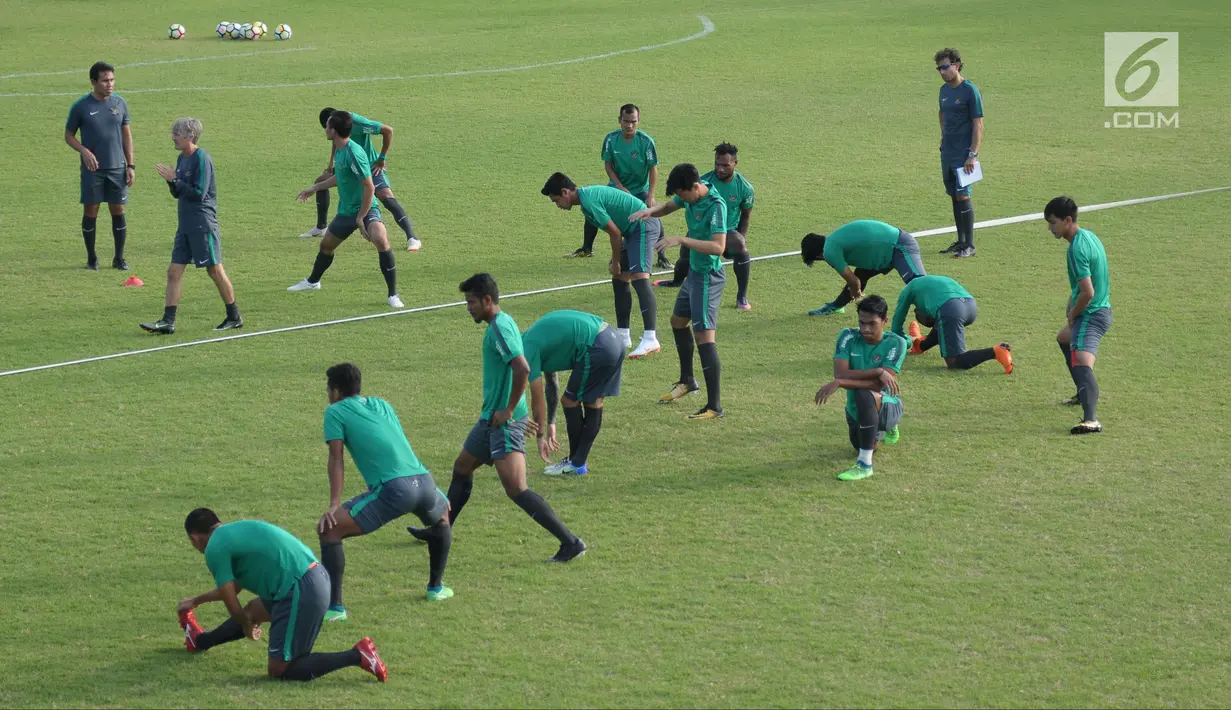 Pemain Timnas Indonesia U-23 melakukan peregangan jelang latihan di Lapangan A Kompleks GBK, Jakarta, Kamis (21/6). Timnas Indonesia U-23 akan melakoni laga uji coba melawan Korsel U-23, Sabtu (23/6). (Liputan6.com/Helmi Fithriansyah)