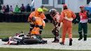 Marc Marquez saat di evakuasi setelah terjatuh pada balapan MotoGP Australia di Sirkuit Philip Island, Australia (21/10). Insiden jatuhnya Marquez tidak memengaruhi posisinya sebagai juara dunia MotoGP 2016. (AFP/Jerey Brown)