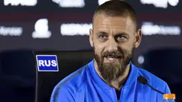 Gelandang baru Boca Juniors, Daniele De Rossi memberikan keterangan kepada awak media selama pengenalan dirinya di Buenos Aires, Argentina (29/7/2019). De Rossi menandatangani kontrak satu tahun dengan Boca Juniors. (AP Photo/Tomas F. Cuesta)