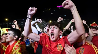 Para penggemar Spanyol merayakan kemenangan Spanyol dalam pertandingan final Euro 2024 antara Spanyol dan Inggris, di Madrid, pada 14 Juli 2024. (Pierre-Philippe MARCOU/AFP)