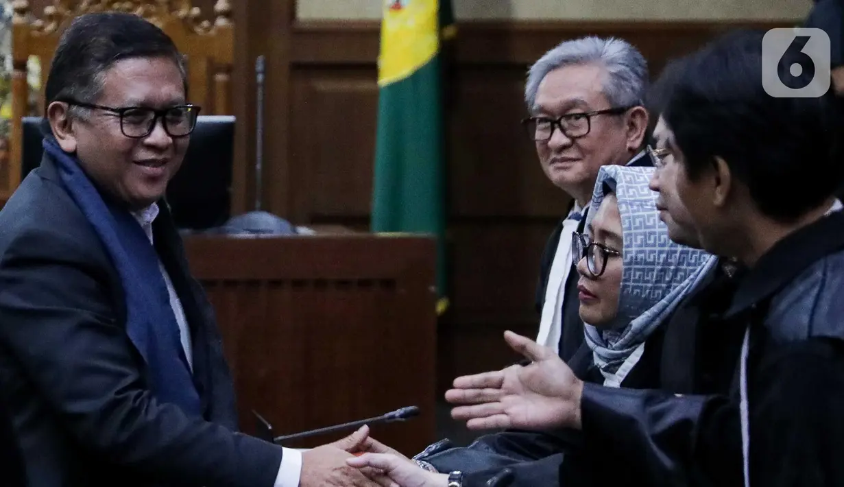 JPU menyatakan Hasto terancam pidana yang diatur dalam Pasal 21 dan Pasal 5 Ayat (1) huruf a atau Pasal 13 Undang-Undang tentang Pemberantasan Tindak Pidana Korupsi juncto Pasal 65 Ayat (1) KUHP dan Pasal 55 Ayat (1) Ke-1 jo. Pasal 64 Ayat (1) KUHP. (Liputan6.com/Herman Zakharia)