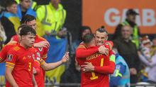 Selebrasi pemain Wales saat pertandingan playoff Piala Dunia 2022 kontra Ukraina di Stadion Cardiff, Wales, Minggu (5/6/2022). (AFP/Geoff Caddick)