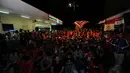 Ratusan pecinta Liga Primer Inggris berkumpul saat acara nonton bareng laga Manchester United vs Liverpool di Tanah Kusir, Jakarta (14/12/2014). (Liputan6.com/Helmi Fithriansyah)