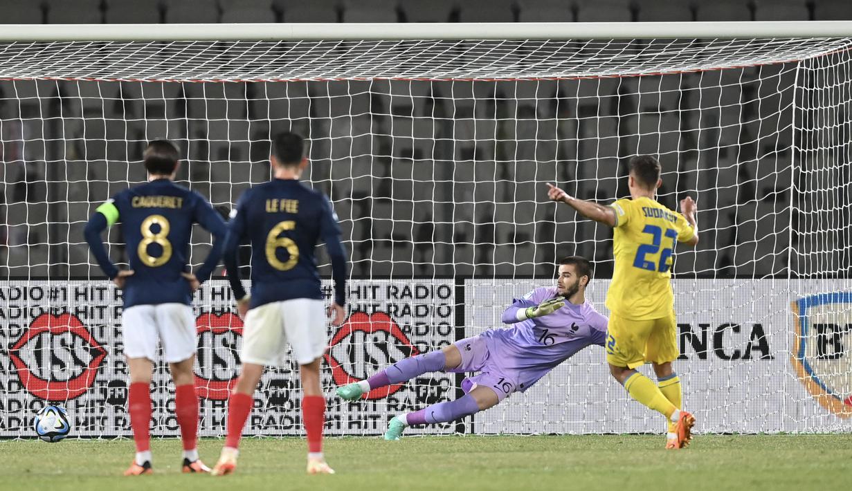 Pemain Timnas Ukraina U-21, Georgiy Sudakov, mencetak gol ke gawang Prancis U-21 pada laga perempat final Euro U-21 2023 di Cluj Arena, Rumania, Senin (3/7/2023). Ukraina menang dengan skor 3-1. (Photo by MIHAI BARBU / AFP)