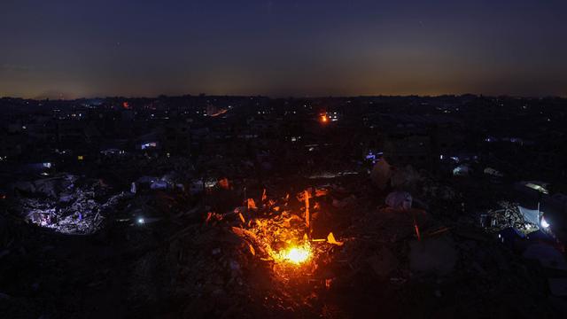 Warga Palestina Bertahan Hidup di Reruntuhan