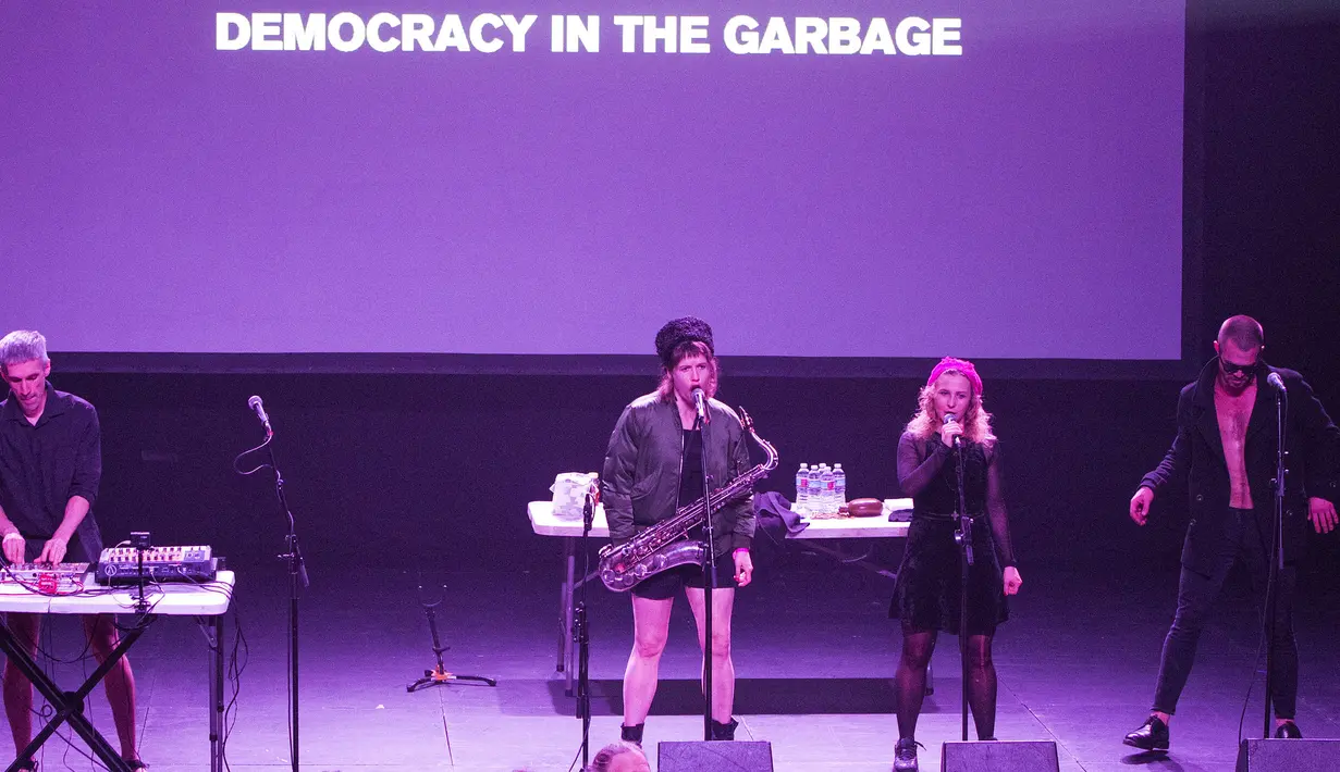 Musisi group band punk Pussy Riot, Maks, Nastya, Maria Alyokhina dan Kyril Kanstansinau tampil membawakan Spring Revolution di Teater Fonda, di Hollywood, California, (12/3). (AFP Photo / Valerie Macon)