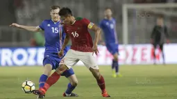 Kapten Timnas Indonesia, Fachruddin Aryanto, berusaha melewati striker Islandia, Andre Bjarnasson, pada laga persahabatan di SUGBK, Jakarta, Minggu (14/1/2018). Indonesia kalah 1-4 dari Islandia. (Bola.com/Vitalis Yogi Trisna)