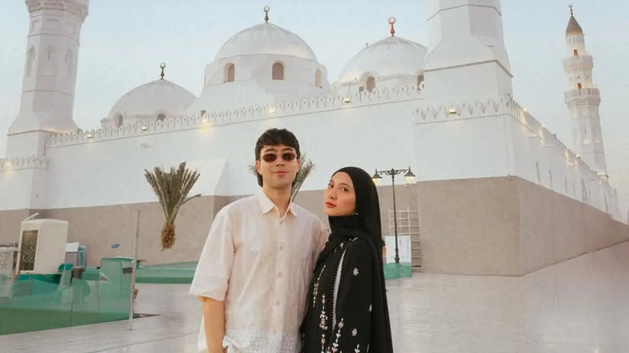 Gaya Stylish Vidi Aldiano dan Sheila Dara saat Umrah
