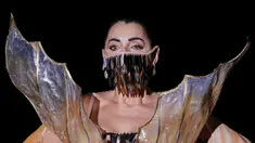 Aktris Spanyol Rossy de Palma menampilkan kreasi desainer Spanyol Andres Sarda dalam Mercedes-Benz Fashion Week di Madrid, Spanyol, Kamis (10/9/2020). Acara yang digelar di tengah pandemi COVID-19 berlangsung pada 10-13 September 2020 dengan menerapkan protokol kesehatan. (AP Photo/Bernat Armangue)