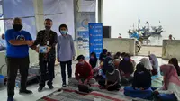 XL Axiata memberikan bantuan router dan kuota internet untuk anak-anak nelayan di Desa lontar, Serang, Kab. Banten (Foto: XL Axiata)