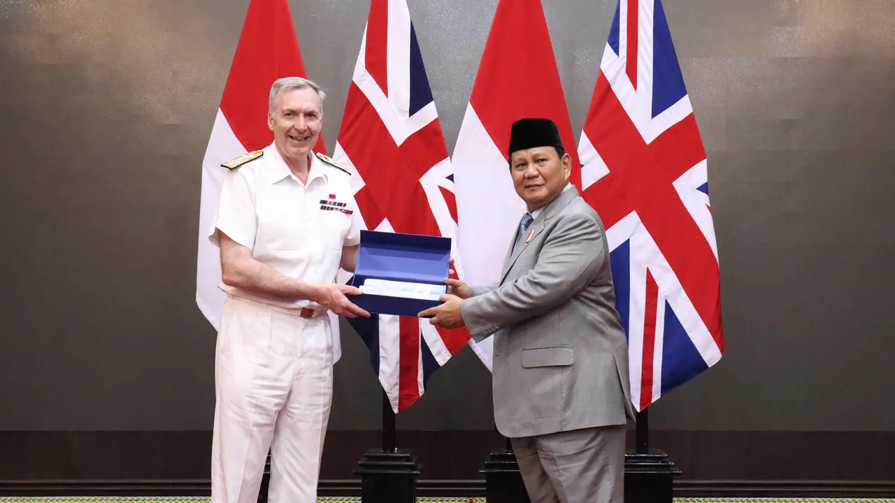Menteri Pertahanan (Menhan) Prabowo Subianto bertemu Panglima Angkatan Bersenjata Inggris, Admiral Sir Tony Radakin di ruang Manggala Yudha, Kantor Kementerian Pertahanan.