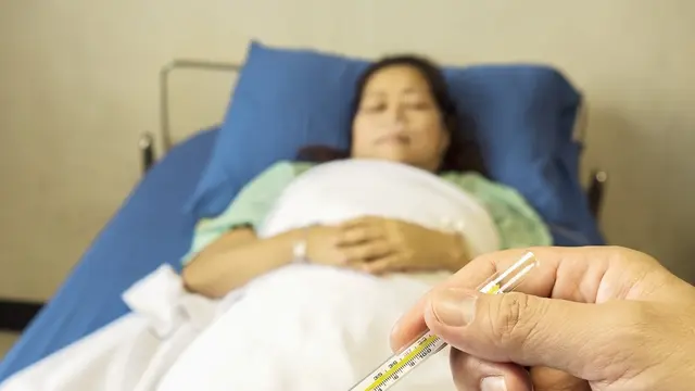 Ilustrasi perempuan di brankar rumah sakit karena demam tinggi/freepik.com/jcomp