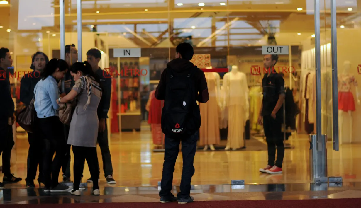 Sebuah ruangan di lantai 2 pusat perbelanjaan Pondok Indah Mall (PIM) I, Jakarta terbakar, Senin (20/4/2015). Tampak, salah satu pertokoan di Pondok Indah Mall 1 Jakarta terlihat tutup lebih awal. (Liputan6.com/Helmi Fithriansyah)