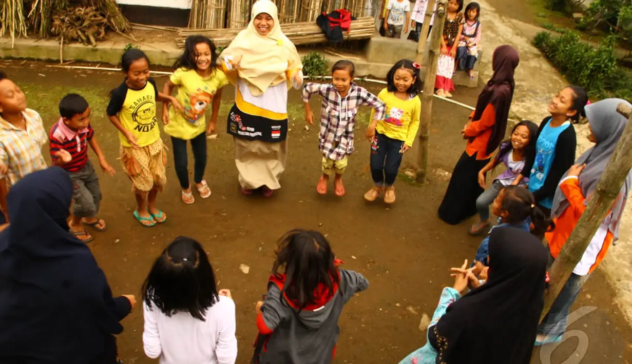 Sejumlah relawan memimpin terapi "trauma healing" kepada korban longsor Banjarnegara, Jateng, untuk memulihkan kondisi psikis mereka, Selasa (16/12/2014). (Liputan6.com/Edhie Prayitno)