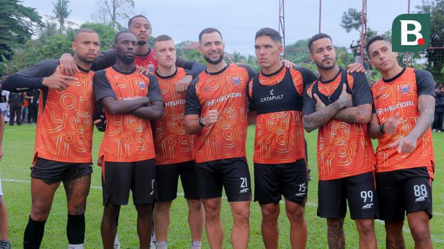 Foto: Pemain Asing Persija Takjub Didatangi Ribuan The Jak Mania saat Sesi Latihan Jelang Lawan Persib di BRI Super League