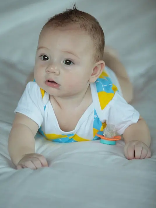 Anak pertama Stefan William dan Celine Evangelista diberi nama Lucio Otthild William. (Foto: instagram.com/celine_evangelista)