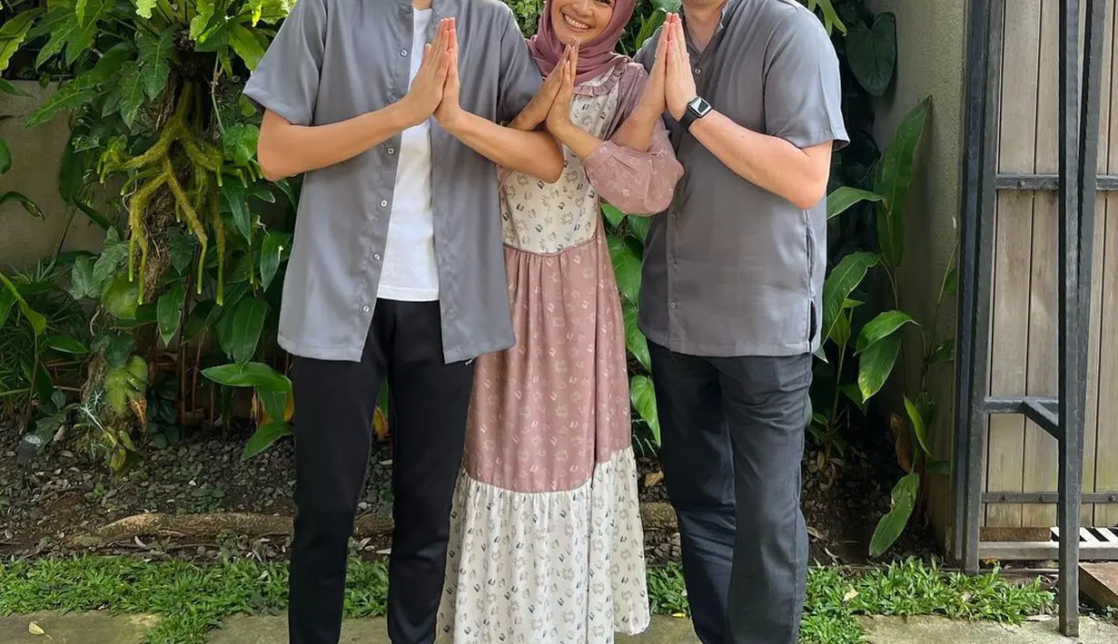 <p>Kompak dengan keluarga kecilnya, Maudy Koesnaedi tampil dalam balutan gamis bernuansa pink pastel yang menampilkan kesan manis. (Foto: Maudy Koesnaedi)</p>