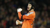 Penjaga gawang Arsenal Petr Cech sukses memecahkan rekor clean sheet pada laga melawan AFC Bournemouth, Selasa (29/12/2015) dini hari WIB. (Reuters/Sergio Perez)