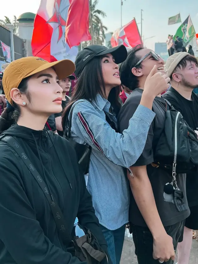 6 Potret Debi Sagita Turun ke Jalan Ikut Demo Gaungkan '17+8 Tuntutan Rakyat'