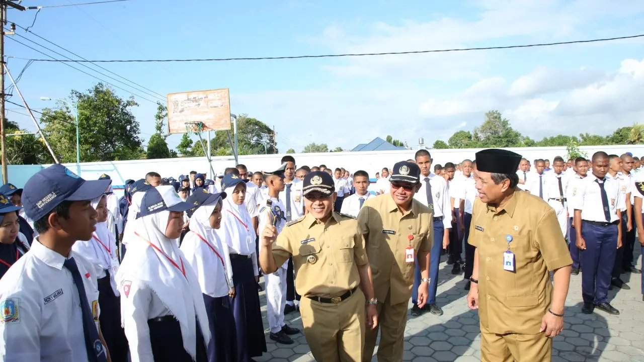 Bupati Anas Semangati Siswa SMA/SMK pada Hari Pertama Masuk Sekolah