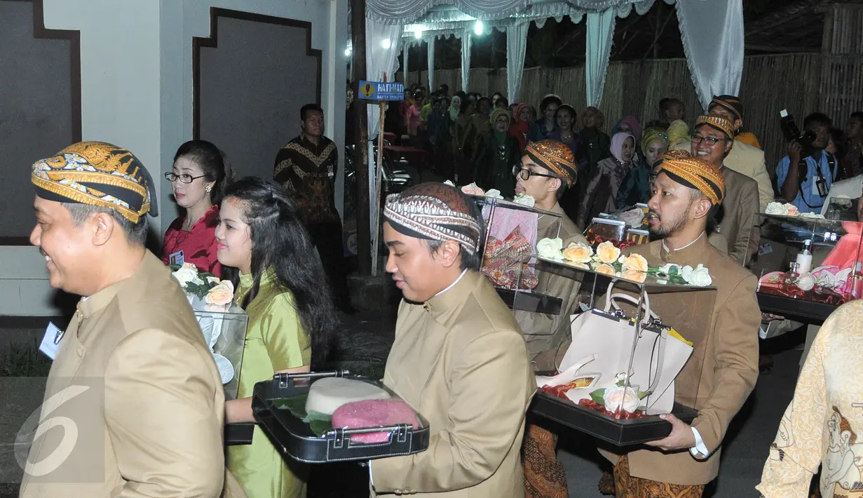 Rombongan keluarga Presiden saat tiba di kediaman Selvi Ananda, Solo, Rabu (10/6/2015). Rombongan Presiden mengantarkan seserahan dalam prosesi. Midodareni(Liputan6.com/Herman Zakharia)