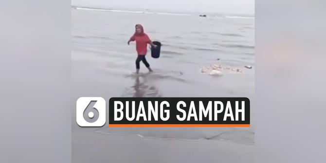 VIDEO: Viral Kelakuan Emak-Emak Buang Sampah ke Laut