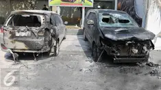 Dua mobil hangus terbakar di area SPBU Jalan Gatot Subroto, Jakarta, Selasa (1/9/2015). Sumber api diduga berasal dari sebuah drum yang berada di dekat tangki pengisian BBM di SPBU tersebut. (Liputan6.com/Herman Zakharia)