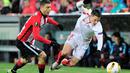 Perebutan bola antara pemain Athletic Bilbao dan Sevilla pada laga leg pertama perempat final Liga Europa di Stadion San Mames, Bilbao, Jumat (8/4/2016) dini hari WIB. (AFP/Ander Gillenea)