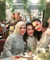 Trio bestie Azizah Salsha, Aaliyah Massaid, dan Aurel Hermansyah hadir di mitoni Shandy Purnamasari. Tampil kompak, ketiganya sama-sama terlihat flawless dengan makeup yang fresh [@aurel.hermansyah]