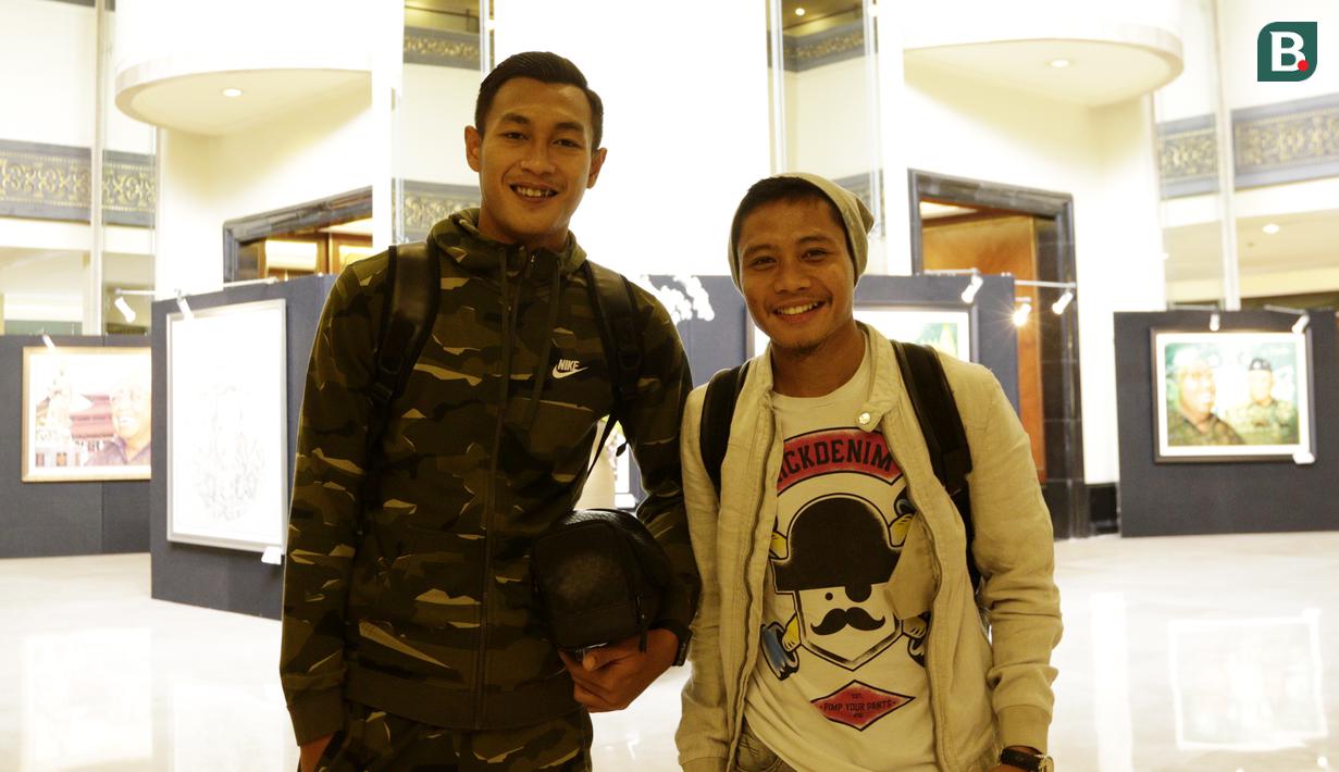 Pemain Indonesia, Evan Dimas dan Hansamu Yama, foto bersama sebelum meninggalkan penginapan di Hotel Sultan, Jakarta, Senin (25/11). Indonesia gagal lolos fase grup Piala AFF. (Bola.com/M Iqbal Ichsan)