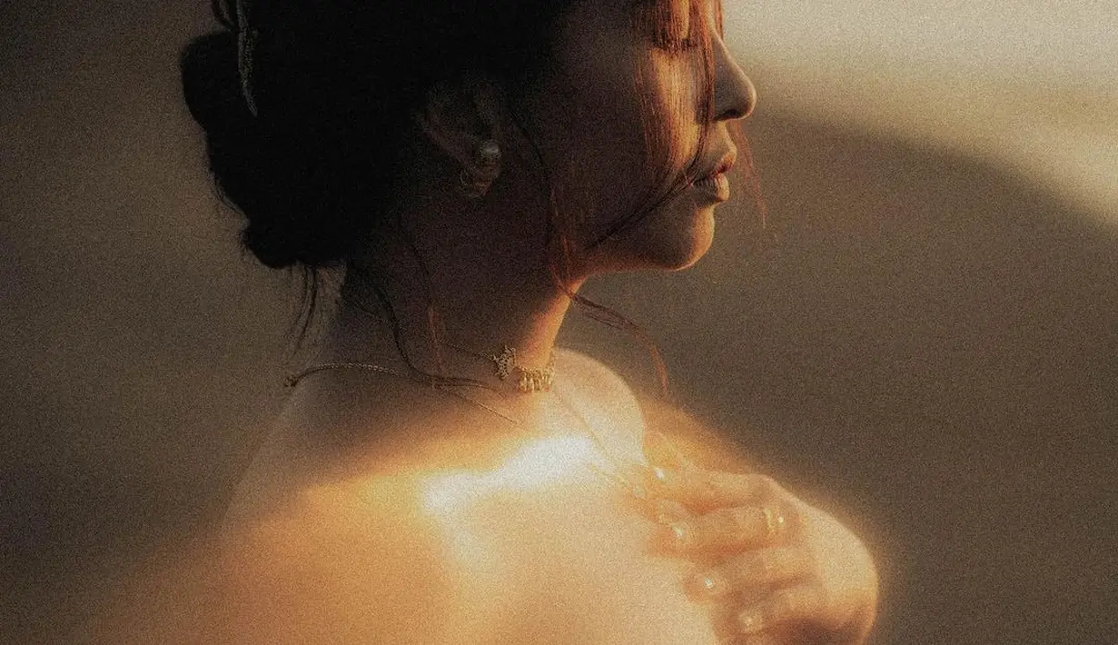 <p>Ayushita menunjukkan aura perempuan Indonesia yang bersahaja dengan pakaian tradisionalnya. (Foto: Ayushita/ Instagram)</p>