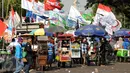 Puluhan pedagang berkumpul menutup ruas jalan Medan Merdeka Selatan saat ribuan buruh dari berbagai elemen organisasi melakukan aksi di depan Istana Negara, Jakarta, Selasa (1/9/2015). (Liputan6.com/Helmi Fithriansyah)