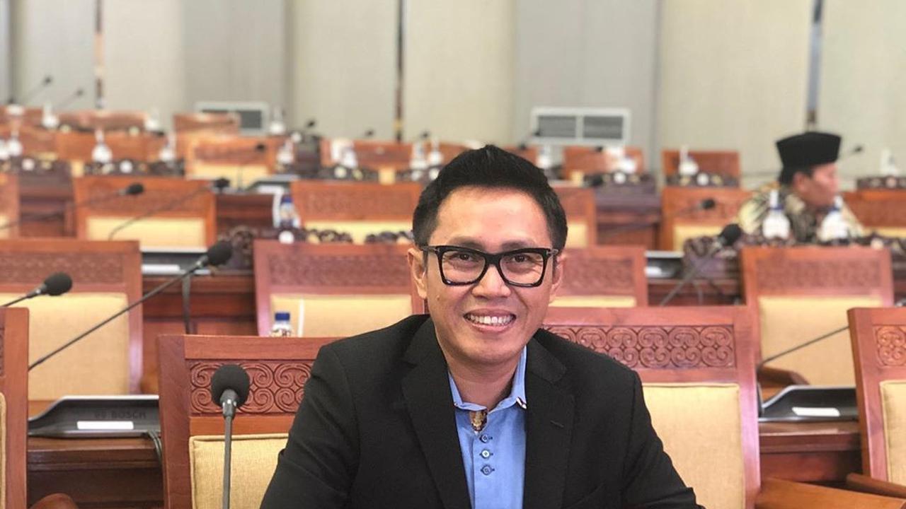 6 Potret Fashion Airport Eko Patrio yang Selalu Tampil Modis