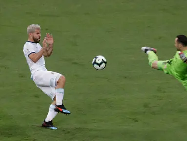 Penyerang Argentina, Sergio Aguero (kiri) berebut bola dengan kiper Kolombia, David Ospina saat bertanding pada grup B Piala Copa America 2019 di Arena Fonte Nova di Salvador, Brasil (15/6/2019). Kolombia menang atas Argentina 2-0. (AP Photo/Eraldo Peres)