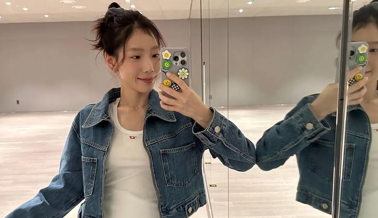 Gaya penampian leader dari girlgrup SNSD ini pun terbilang sederhana. Dirinya kerap memakai kaos serta celana denim dan memadukannya dengan jaket. (Liputan6.com/IG/@taeyeon_ss)