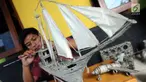 Perajin menyelesaikan pembuatan kerajinan tangan berbahan baku limbah koran di Dapur Akasia Art, Pamulang, Tangerang Selatan, Banten, Kamis (20/6/2019). Perajin menyulap limbah koran menjadi toples, wadah, tempat minum, lampu belajar hingga miniatur pesawat. (merdeka.com/Arie Basuki)