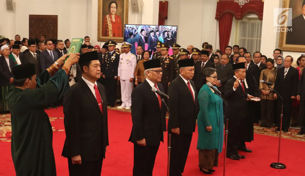 Lima Dubes Luar Biasa dan Berkuasa Penuh RI disumpah jabatan di Istana Negara, Jakarta, Rabu (13/2). Andriana Supandi dilantik sebagai duta besar RI untuk Papua Nugini merangkap Kepulauan Solomon berkedudukan di Port Moresby. (Liputan6.com/Angga Yuniar)