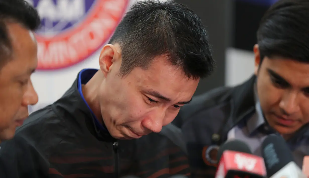 Pebulutangkis Malaysia, Lee Chong Wei (36) dengan berlinang air mata saat mengumumkan pensiun melalui konferensi pers di Putrajaya, Kamis (13/6/2019). Mantan pemain nomor satu dunia ini memutuskan untuk gantung raket alias pensiun akibat kanker yang dideritanya. (AP Photo/Vincent Thian)