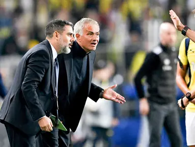Jose Mourinho kembali menjadi sorotan. Pelatih Fenerbahce itu melakukan protes terlalu keras kepada wasit Clement Turpin yang berujung kartu merah. (AFP/Ozan Kose)